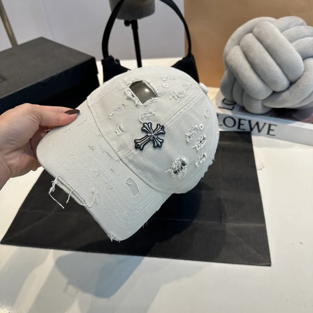 P60 Croxin's new ripped washed cotton baseball cap, a personalized and fashionable style, casual with a cool feel, the same style for men and women! Material: 100% cotton Head circumference: 56-58cm available